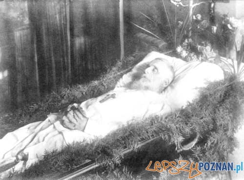 Władysław Zamoyski w trumnie w Zamku Kórnickim (3 X 1924) Foto: Zdjęcie z publikacji Fundacja Zakłady Kórnickie - historia i restytucja pod redakcją Dariusza Jaworskiego Władysław Zamoyski w trumnie w Zamku Kórnickim (3 X 1924) Foto: Zdjęcie z publikacji Fundacja Zakłady Kórnickie - historia i restytucja pod redakcją Dariusza Jaworskiego