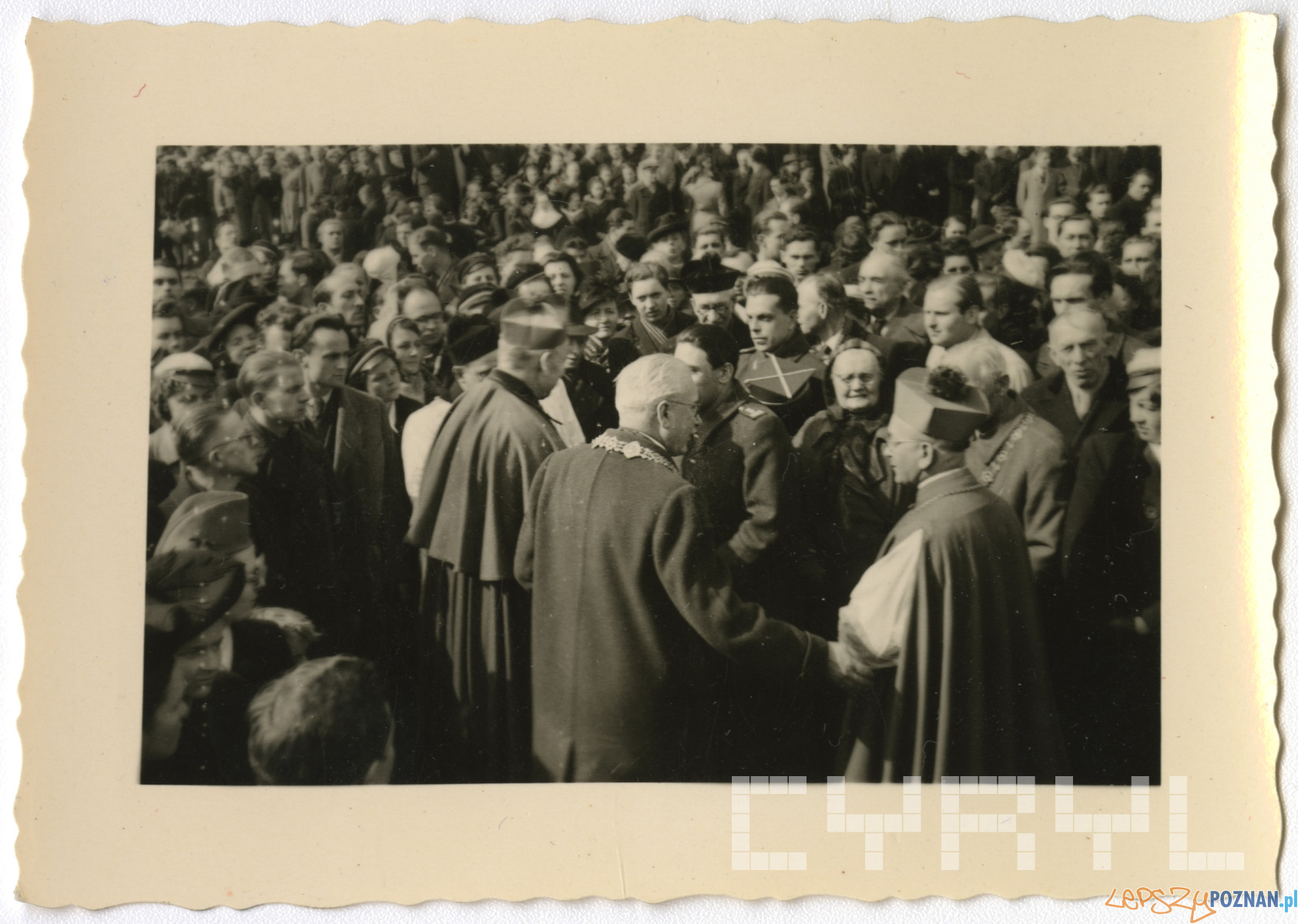 Bp Dymek - rektor Blachowski - bp Jedwabski, pogrzeb rektora Dabrowskiego - plac Mickiewicza 1947 Foto: Cyryl / Polska Akademia Nauk
